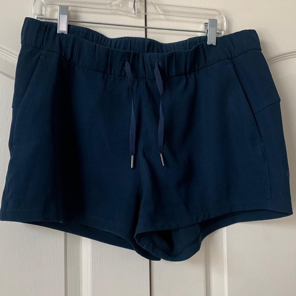 Lululemon Stroll at Sundown Mid-Rise Short 3” 12